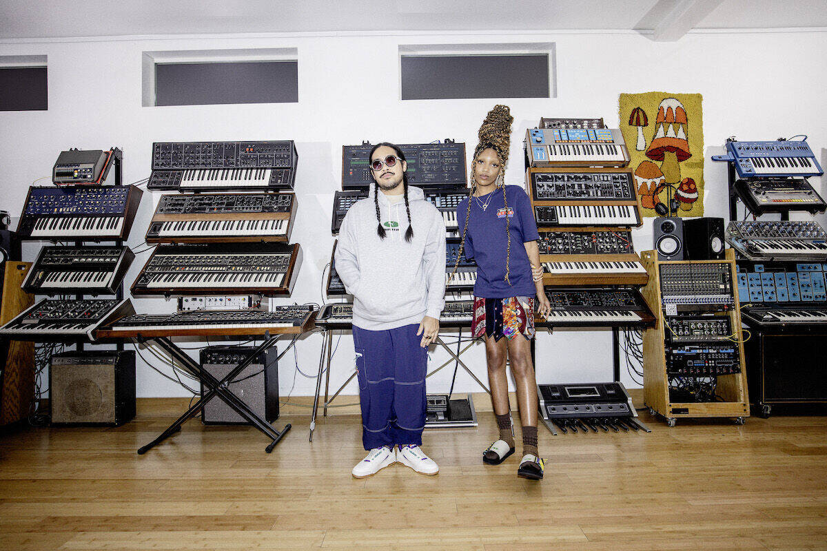 Mndsgn (l.) und Liv.e sind die Testimonials der Kollektion.