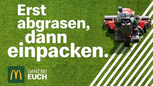 Aus dem Fußballrasen wird Graspapier.