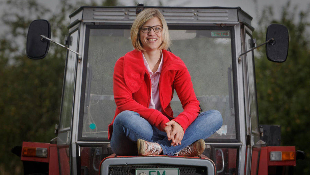 Jutta Zeisset auf dem Traktor