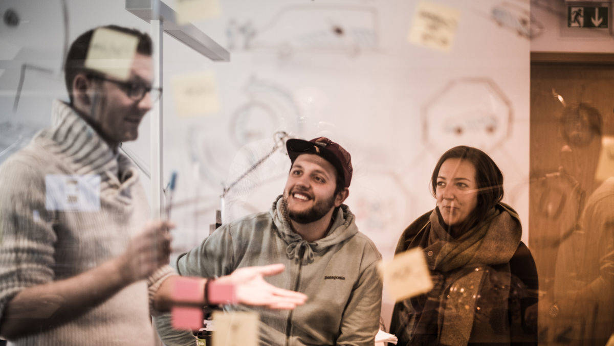 Offene Türen im Büro.
