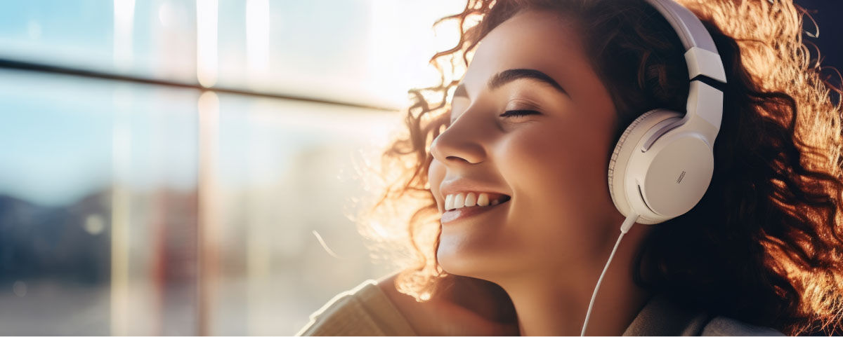 Frau mit Kopfhörer