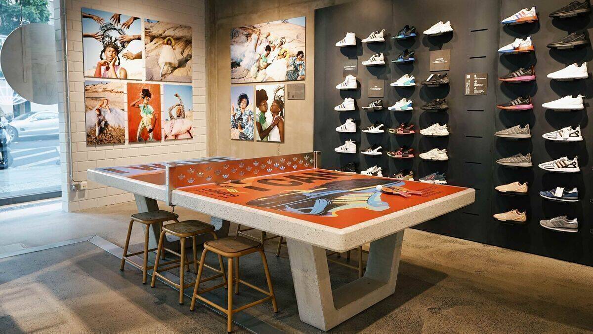 Adidas setzt alles auf D2C. Der Umsatzanteil soll auf 50 Prozent anwachsen. Sogar das Marketing richtet der Hersteller an diesem Ziel aus.