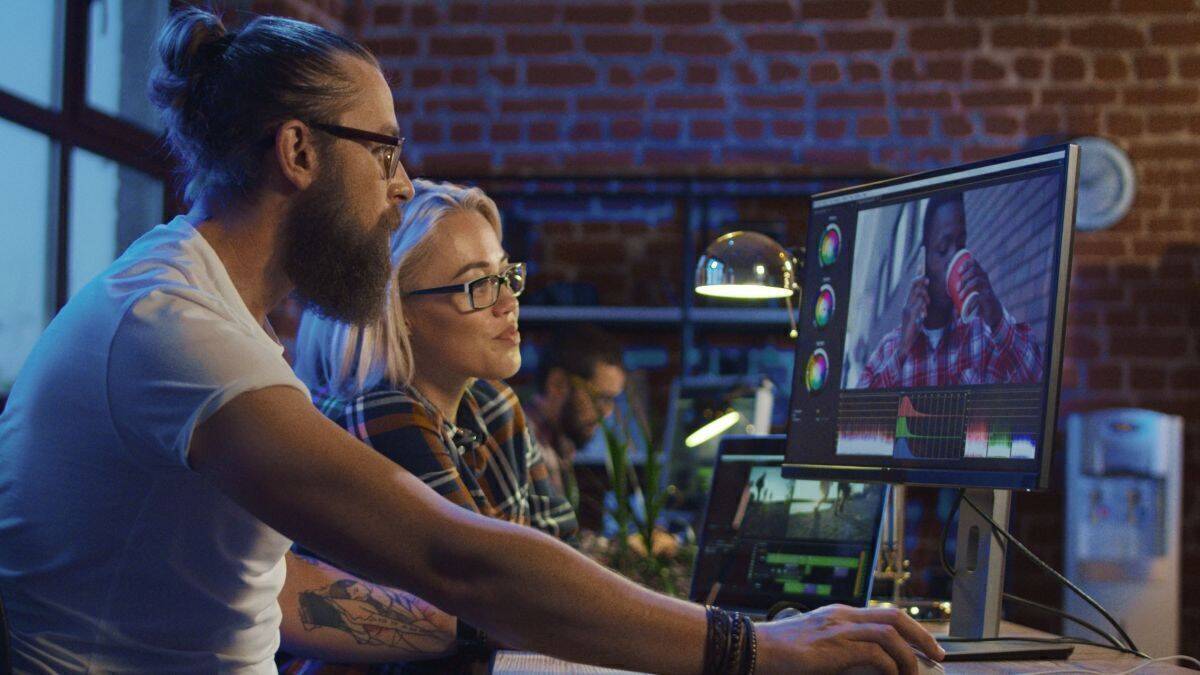 Autos, Bandenwerbung, Citylights: Erst bei der Bearbeitung werden die Marken eingebaut.