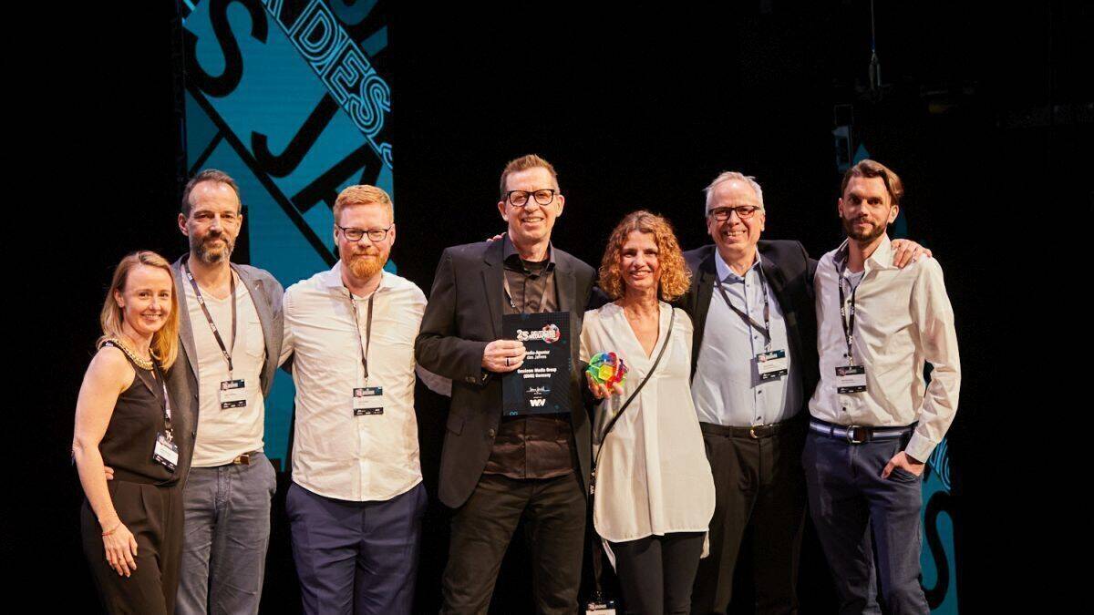 Das siegreiche Team der OMG (v.l.n.r.): Susanne Grundmann, OMG, Holger Thalheimer, OMG Chief People & Culture Officer, René Coiffard, CEO OMD, Paul Remitz, CEO OMG, Sabine Knöpfel-Ruth, CEO PHD, Thomas Hinkel, OMG, Uwe Roschmann, Managing Director OMG