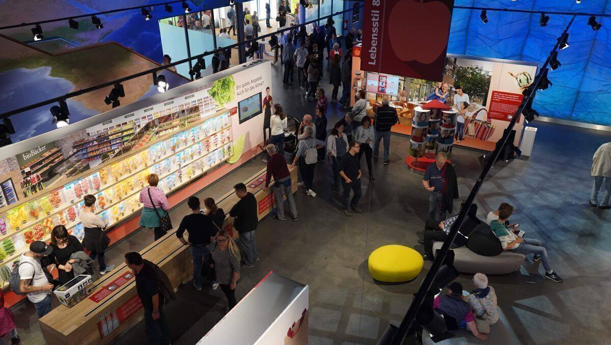 Im nachgebauten Supermarkt in der Sinsheimer Klima Arena erfahren Kund:innen an der Kasse, wie klimafreundlich ihr Einkauf war.