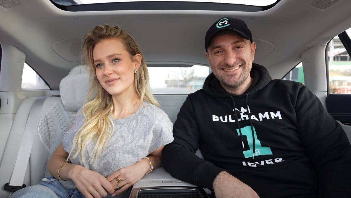 Rennfahrerin Laura-Marie Geissler mit Youtuber und "E-Auto-Enthusiast" Chris Karatsonyi