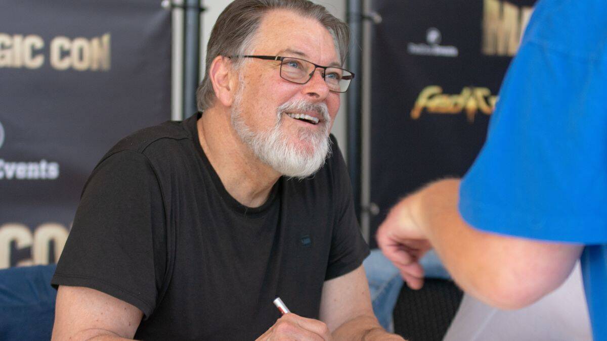 Jonathan Frakes moderiert auch die neuen Folgen von X-Factor.