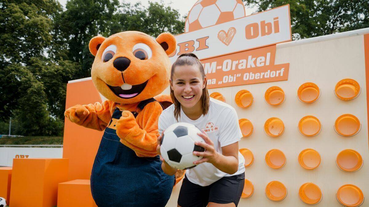 Lena Oberdorf posiert für Obi.