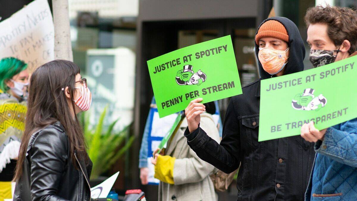 Spotify Wrapped ist Kult, es regt sich aber auch Kritik am Geschäftsmodell des Streaming-Anbieters wie hier vor dem Headquarter.