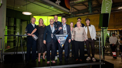 GWA-Präsidentin Larissa Pohl und W&V-Redakteur Conrad Breyer mit der "Agnetur des Jahres"