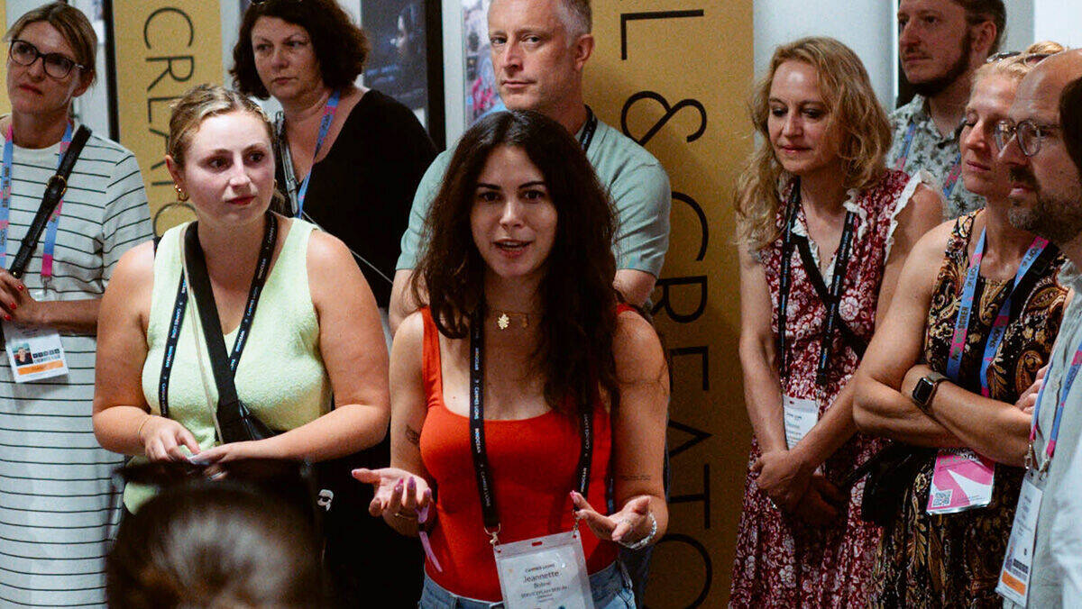 Jeannette Bohné führt durch die "Social & Creator"-Ausstellung im Palais.