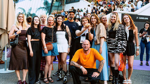 Happy in Cannes: Serviceplans Gewinnerteam vor dem Palais