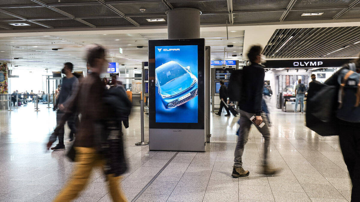 Die Seat-Tochter Cupra ist in Deutschland noch kaum bekannt. Frankfurt Media und VIOOH wollen das ändern. Startpunkt ist der Frankfurter Flughafen.