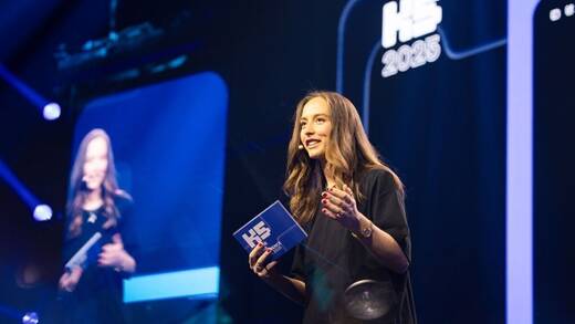 Die K5-Thesen sind als Konferenzformat die prominenteste Glaskugel des deutschen E-Commerce und werden von renommierten Stimmen aus der Branche aufgestellt. Im Bild: Kristina Mertens auf der Bühne der K5