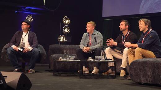 Wie wird aus Kundeninteresse echter Umsatz, fragte W&V-Redakteur Jochen G. Fuchs (l.) auf dem W&V Summit 2025. Die Top-Experten (v. l.) Erik Reintjes (Miss Pompadour), Philipp Hohmann (Bofrost) und Alexander Matt (Fjällräven) lieferten im Panel "Die Conversion-Formel" konkrete Antworten und sehr authentische Insights.