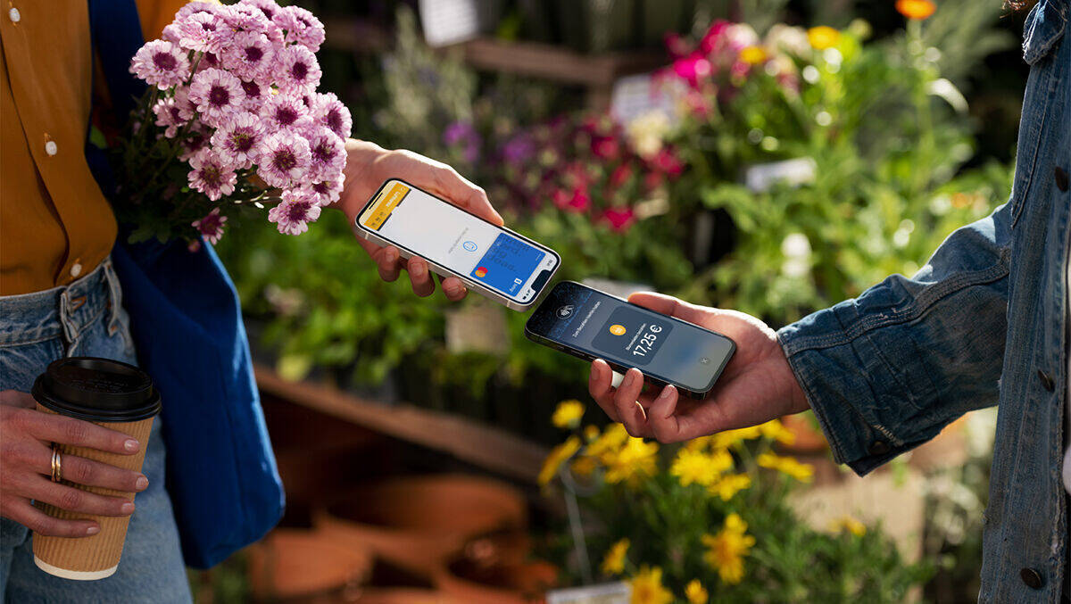 Stößchen! Händler mit iPhone brauchen künftig kein Terminal mehr, um Zahlungen ihrer Kunden entgegenzunehmen.