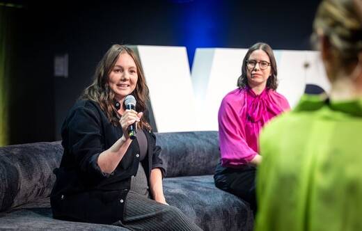 Wie wird KI das Marketing transformieren, fragt Veran Gründel auf dem W&V Summit Carolin Rziha von Ritter Sport (links) und Maša Schmidt von SAP (rechts).