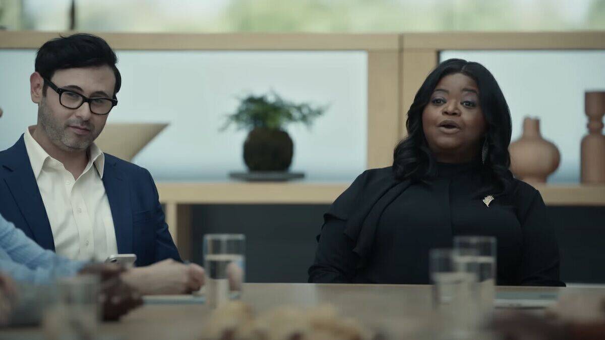 Octavia Spencer alias Mutter Natur nimmt Apples Nachhaltigkeitsbericht genauestens unter die Lupe.