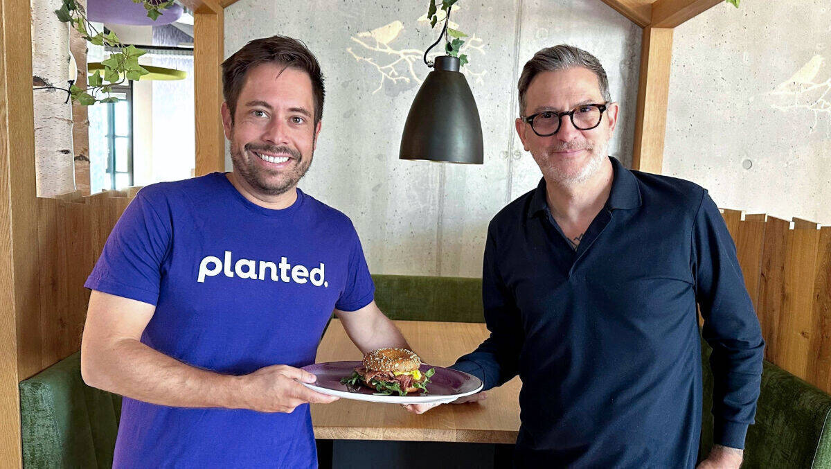 Pascal Bieri (links) und Peter Prislin mit dem neuen Bagel.
