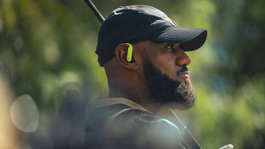 Nike im einen Ohr – und Beats im anderen: LeBron James in der Kampagne zu den "Powerbeats Pro 2 – Nike Special Edition"