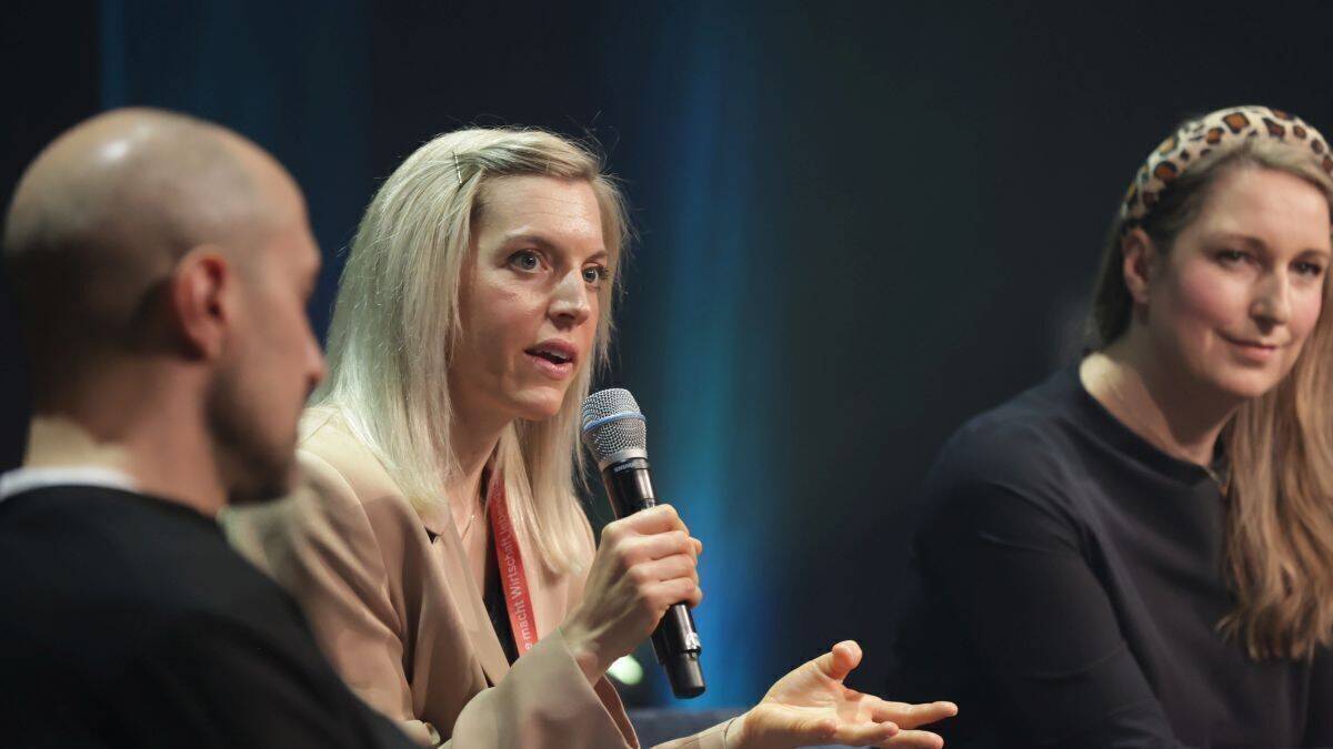 Annika Spitz von Cosnova und Sabine Zantis, bisher Deichmann, diskutieren mit Giuseppe Fiordispina darüber, wo man seine Community am besten antrifft.