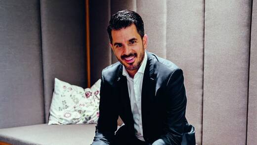 Lorenz Beringer gründete 2014 in München die Digitalagentur Lobeco. Zusammen mit seinen Co-Geschäftsführern Sebastian Iffert und Dirk Huefnagels treibt Lorenz Beringer Themen wie Consulting, Content, Performance, Innovation & KI voran. Zuvor verantwortete er Social Media beim FC Bayern – „die beste Social-Media-Schule ever“, wie er sagt.