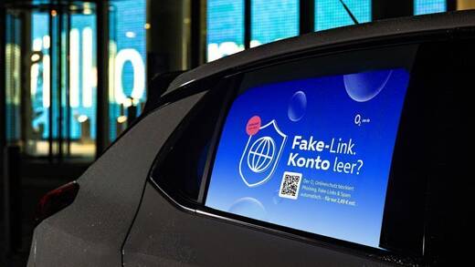 Über digitale Screens auf 500 Free2move-Fahrzeugen werden gezielt Inhalte und Werbung an Menschen im städtischen Raum ausgespielt