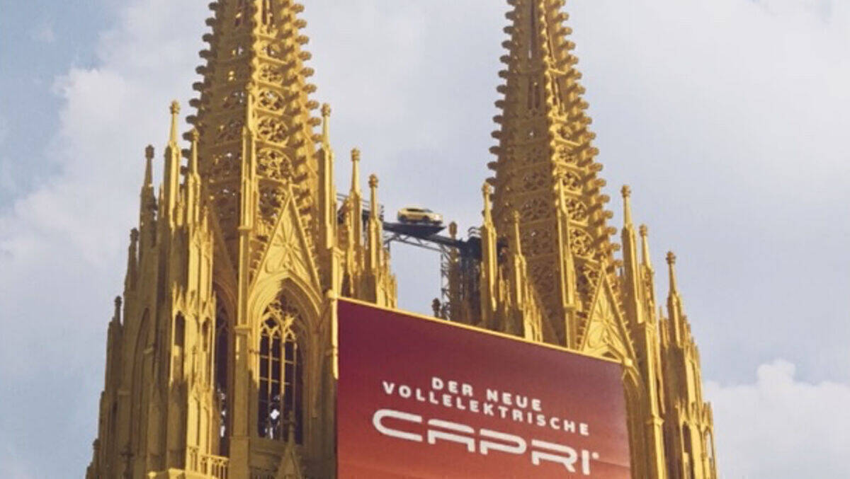 Ein Ford auf dem Kölner Dom? Das kann nicht wahr sein.