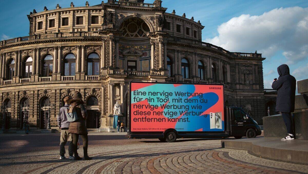 Nervt: Ein Werbetruck vor der Semperoper