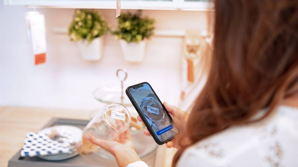 Während des Einkaufs lassen sich mit der Ikea-App die Artikel scannen und an Expresskassen bezahlen