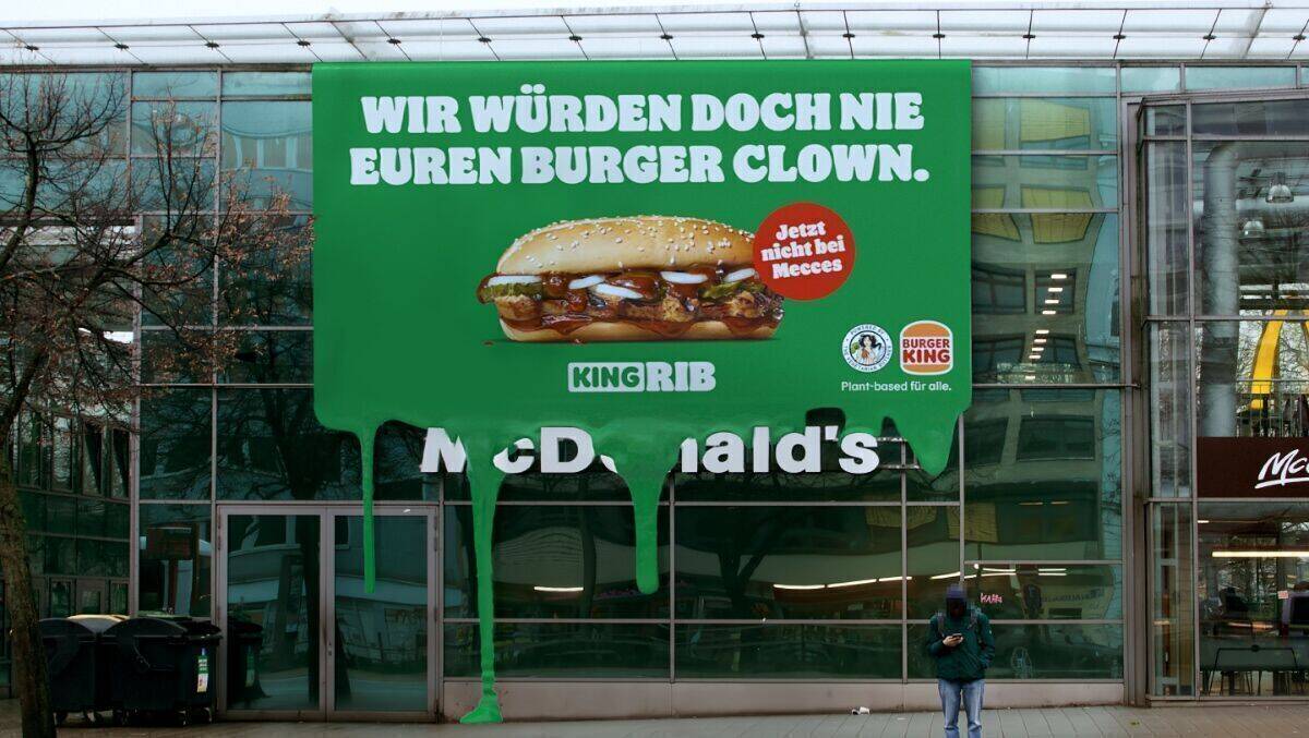 Burger King legt sich direkt mit dem größten Konkurrenten an.