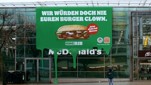 Burger King legt sich direkt mit dem größten Konkurrenten an.