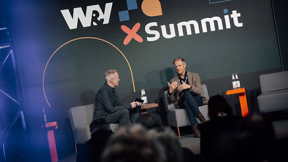 Rolf Schröter interviewt Michael Mauer von Porsche.