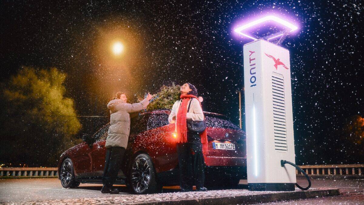 Das Auto laden im Schneesturm kann sehr viel Spaß machen.