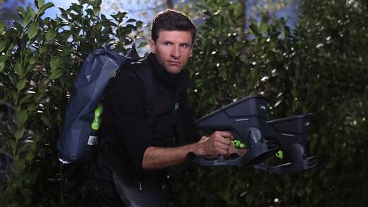 Thomas Müller macht sich im Garten seines Nachbarn zu schaffen. 