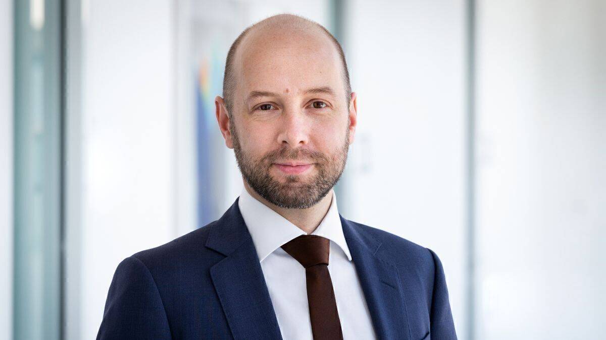 Rechtsanwalt Marcel Maybaum von der Wirtschaftskanzlei Heuking ist Experte für Markenrecht. Im Gastbeitrag ordnet er den Streit zwischen Paulaner und Berentzen juristisch ein – und erklärt, wann Design zum Markenverstoß wird.