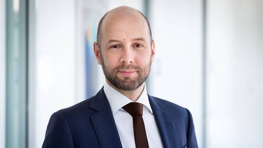 Rechtsanwalt Marcel Maybaum von der Wirtschaftskanzlei Heuking ist Experte für Markenrecht. Im Gastbeitrag ordnet er den Streit zwischen Paulaner und Berentzen juristisch ein – und erklärt, wann Design zum Markenverstoß wird.