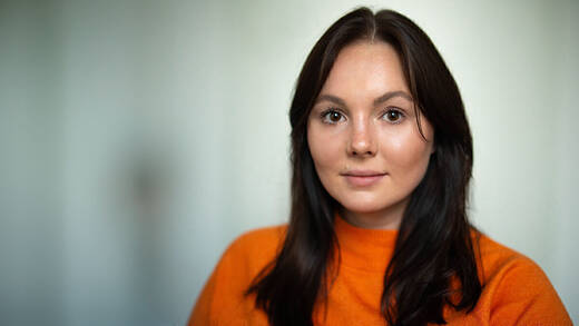 Brand Creative bei Ritter Sport. Sie sagt: „KI hat uns definitiv effizienter und schneller gemacht!“ Darüber spricht sie auch beim W&V Summit am 19./20. März 2025 in München.