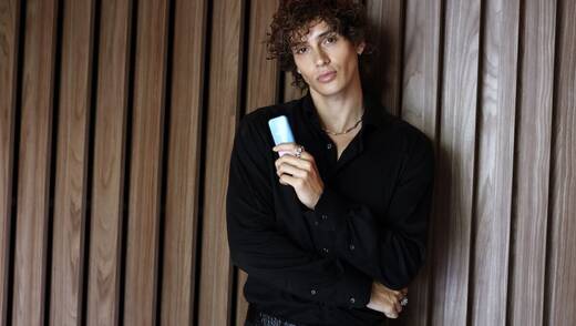 Der "Elevator Boy" Bene Schulz ist das Gesicht einer neuen Weleda-Linie für die GenZ.