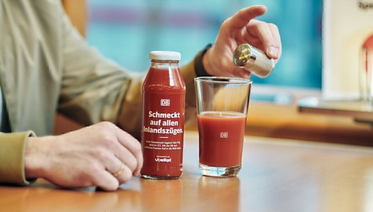 Im März 2025 gab es in den Zügen der Deutschen Bahn Voelkel-Tomatensaft mit frechen Sprüchen.
