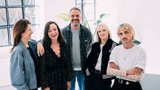 von links: Stefanie Kuhnhen (Chief Strategy Officer Serviceplan Agencies), Lill Brüggemann (Managerin Business Development & Brand Experience Rügenwalder Mühle), Steffen Zeller (Chief Marketing Officer Rügenwalder Mühle), Madeleine Haug (Account Director Serviceplan Hamburg), Maurice Endres (Cultural Marketing Director Serviceplan Culture)