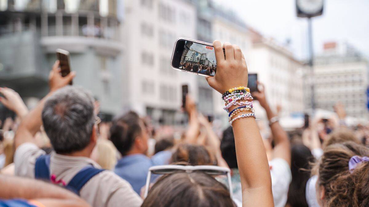 Die Fans tauschen Bändchen aus und treffen sich in den Straßen Wiens, vor allem in der Corneliastraße.