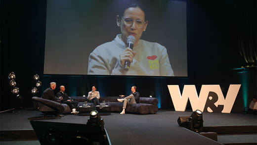 Maike Abel (Nestlé) diskutiert mit Giuseppe Fiordispina (li., Cupra) und Daniel Jäger (re.,Telekom). Moderator ist Rolf Schröter.