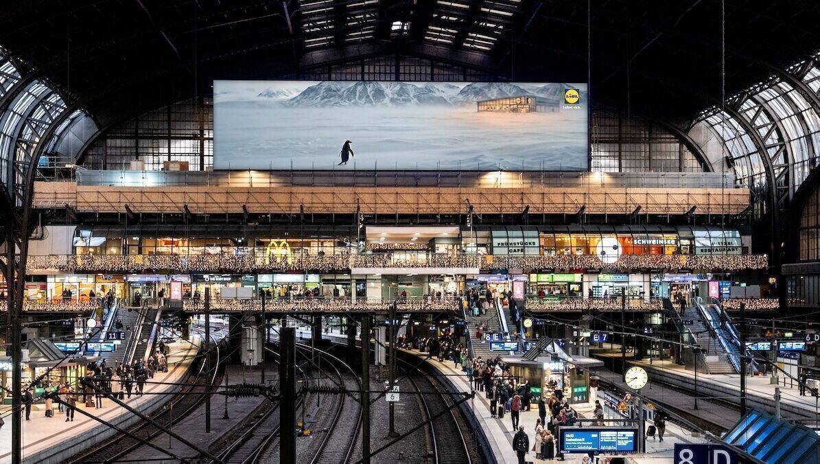 Auch am Hamburger Hauptbahnhof watschelt der Nihilist-Pinguin herum.