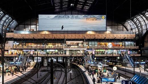 Auch am Hamburger Hauptbahnhof watschelt der Nihilist-Pinguin herum.