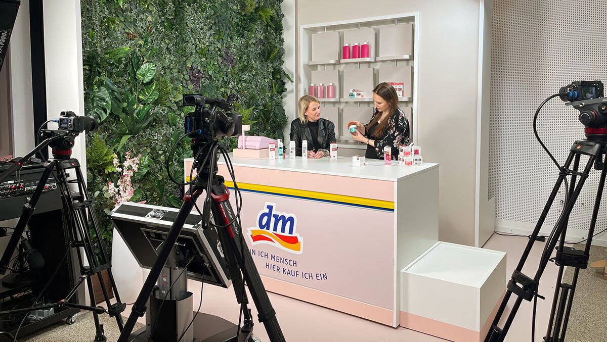 In einem kleinen Studio findet eine Reihe von Live-Sessions statt.