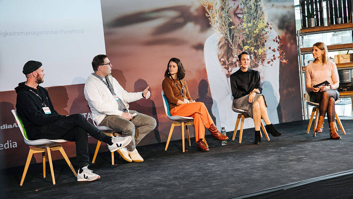 Diskussionsrunde: Wie ethisch ist Green Marketing? Mit Julian Stock von The Good Food Collective, Stefan Mues von Hessnatur, Anna Birk von Purefood und Aline Werr von I want you naked (v.l.). Rechts: Moderatorin Verena Gründel von W&V.