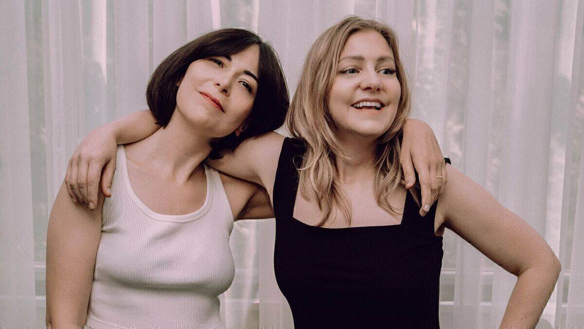 Sanaz Hughes (li.) und Alexandra Wilke haben Rareté Studios 2022 gründet. Hughes war zuletzt als Head of UX Marketplace bei Metro Market tätig. Wilke leitet die Kommunikation von Pinterest in DACH.