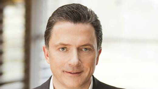 "Über die nächsten drei bis fünf Jahre sehen wir ein erhebliches Effizienzpotenzial, das zu deutlichem Margenaufbau, verbesserter Kapitaleffizienz und einer stärkeren Free-Cash-Flow-Conversion führt", kommentiert Udo Müller, Co-CEO und Gründer von Ströer.