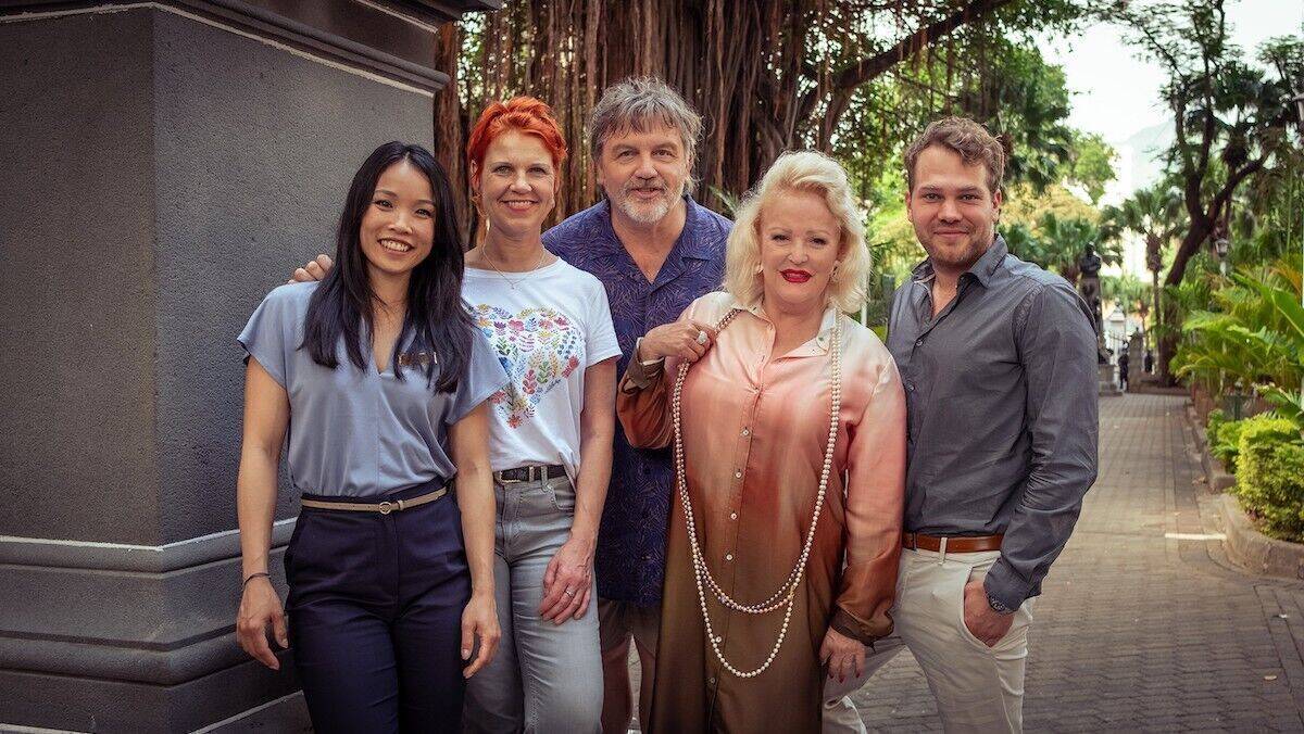 Trang Le Hong, Cordula Stratmann, Hape Kerkeling , Angelika Milster, Ben Münchow (v.l.n.r.).